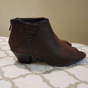 7 1/2 W Brown boots